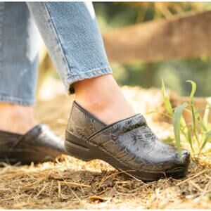 DANSKO Professional Black Tooled Leather Clog Shoes Work Stapled Sz 39